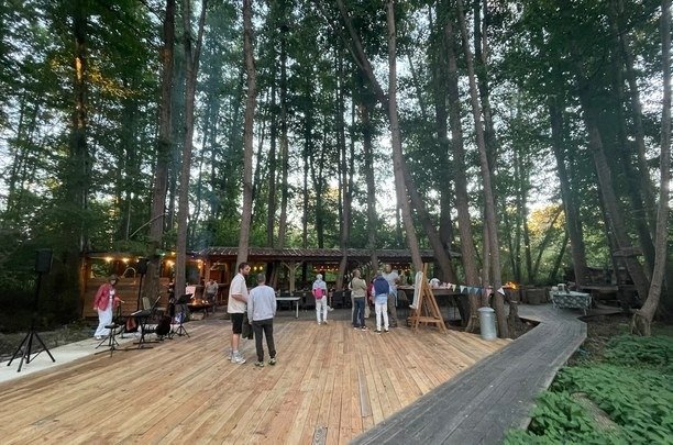 Équipe réunie dans un lieu de séminaire en forêt