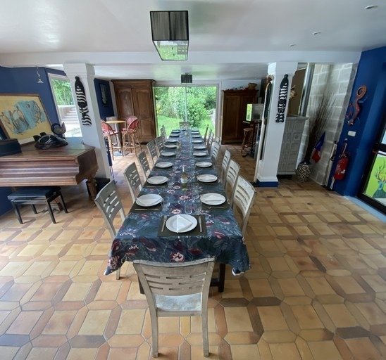 Table dressée dans un lieu événementiel